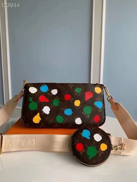 

the latest three-piece set is a stylish versatile shoulder bag cross-body bag
