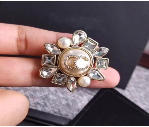 

23ss luxury women designer brand letter brooches 18k gold plated inlay crystal rhinestone jewelry brooch letters flower pearl roun3388331, Gray
