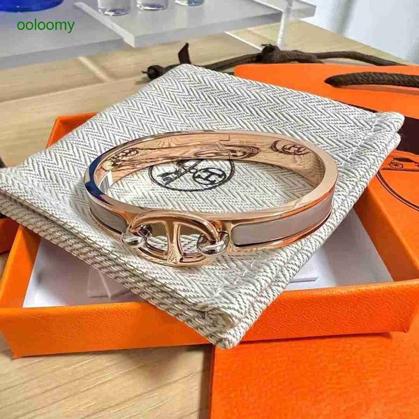 

original hemrres designer bracelet ai ma 2023 autumn and winter new style pig nose high grade net red gold bracelet for women 191f, Black