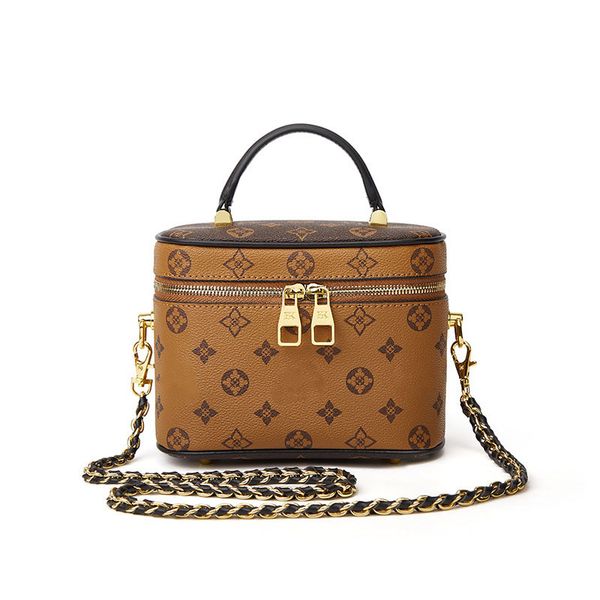 

the new high-end cosmetic bag is stylish and versatile, and it is carried over the shoulder