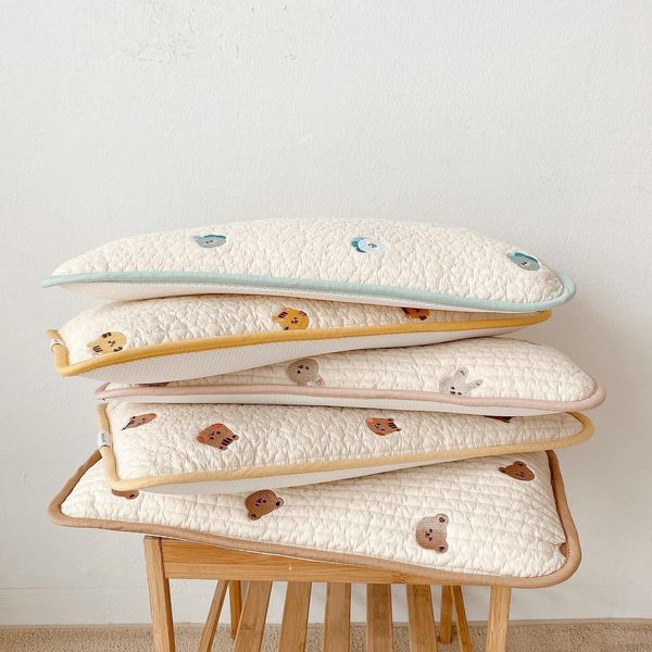 

pillows summer mesh cotton breathable sweat-absorbing pillow born baby girl cute bear embroidery quilted pillow baby room decor 230422