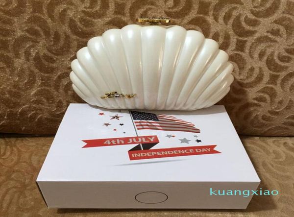 

2022 designer handbags black and white shell clutch wallet pearl chain dinner bags women vip gift bag independence day gift box4679114