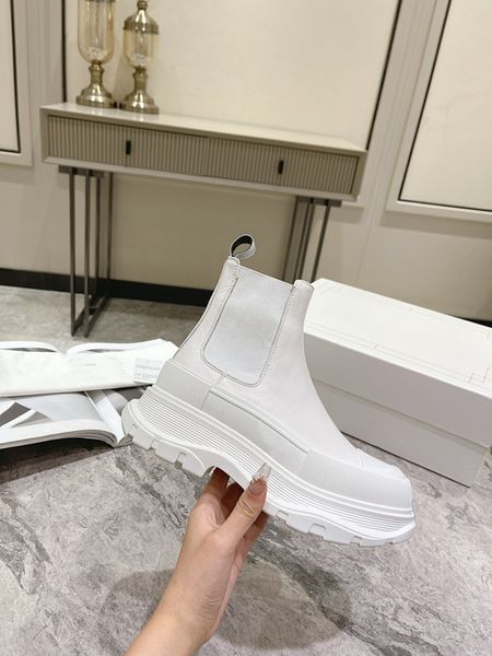 

designer oversized sneakers casual shoe leather lace up men fashion platform white black mens womens luxury velvet suede chaussures de espad