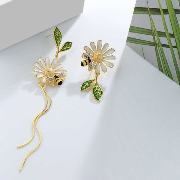 

charm korean daisy flower bee stud earrings for women sunflower butterfly zircon asymmetrical earring girl party jewelry gift kolczyki w0422, Golden