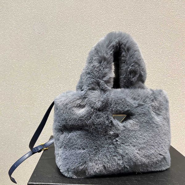 

plush designer tote bag p letter totes women luxurys handbag fashion furry shoulder designers bag cute triangle shopping crossbody bags woma