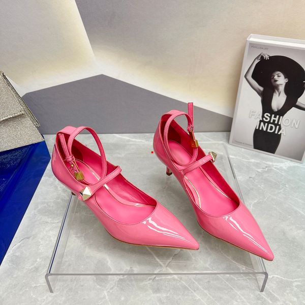 

2023 high heels dress shoes sandals sandal designer luxury embroidery leather flat buckle ladies metal letters work wedding party fashion wo, Black