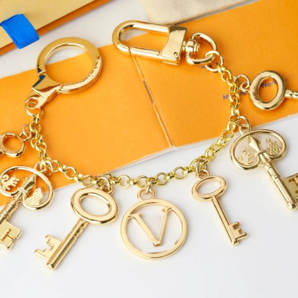 

luxury keychain designer key v-letter style keychain stainless steel keychain fashion keychain pendant, Silver