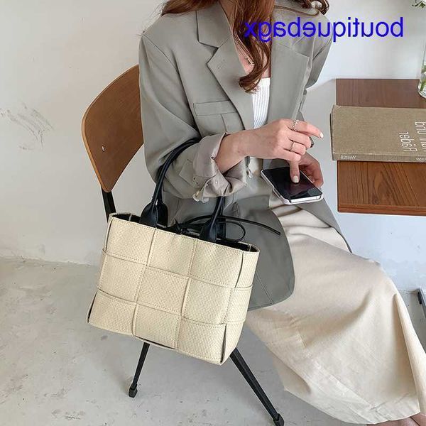 

luxury bottegss venetss arco evening bags online store handbag women's versatile 2023 summer new fashion contrast color large capa with