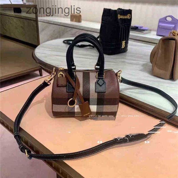 

tote fashion hands outlet women latest burbrerys designer new handbags 2023 fashion versatile portable messenger boston womens bag i48e