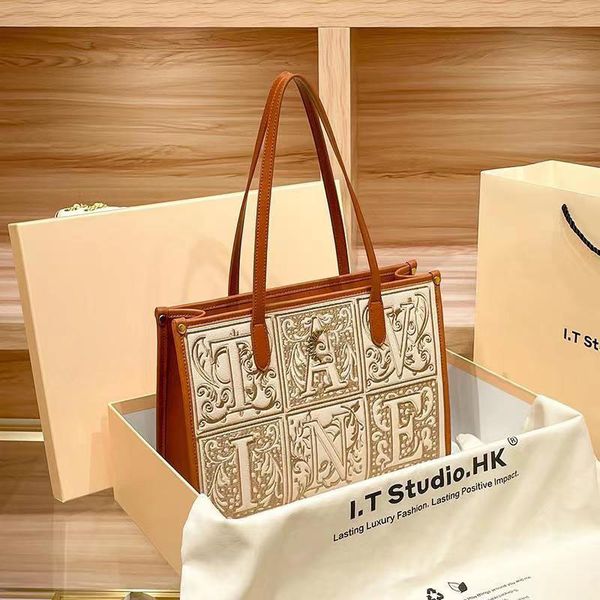 

2023 latest designer premium sense leather commuter tote bag large capacity shoulder bag