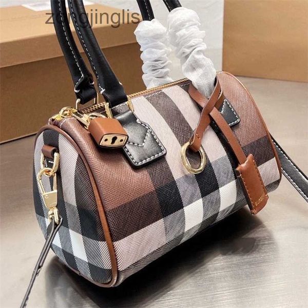 

handbags fashion hands outlet burbrerys new new tote 2023 designer womens bag autumn classic checked boston mini pillow one shoulder messeng