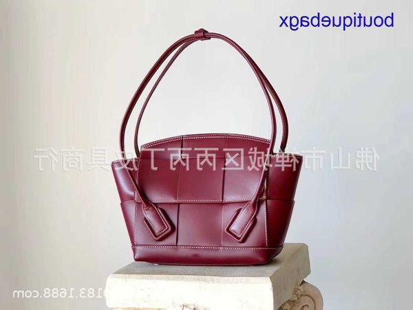 

original edition luxury bottegss venetss arco evening bags online store leather arco33/48 portable calfskin one-shoulder oil knitt with logo