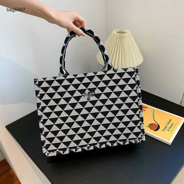 

new fashion bag 65% manufacturers direct retail wholesalelarge capacity women's autumn tote simple plaid handbag