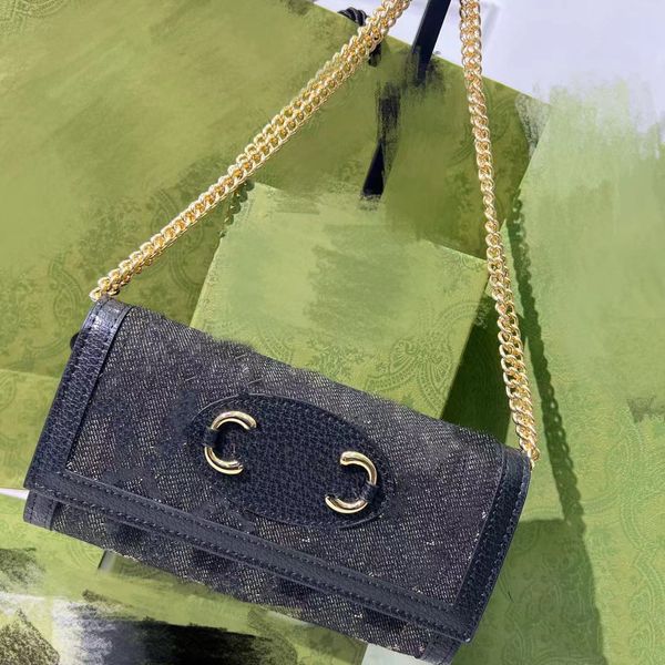 

shoulder bags exclusive spot shooting, mobile phones, cards, lipsticks, keys must be packed with small items, as well as a zipper compartmen