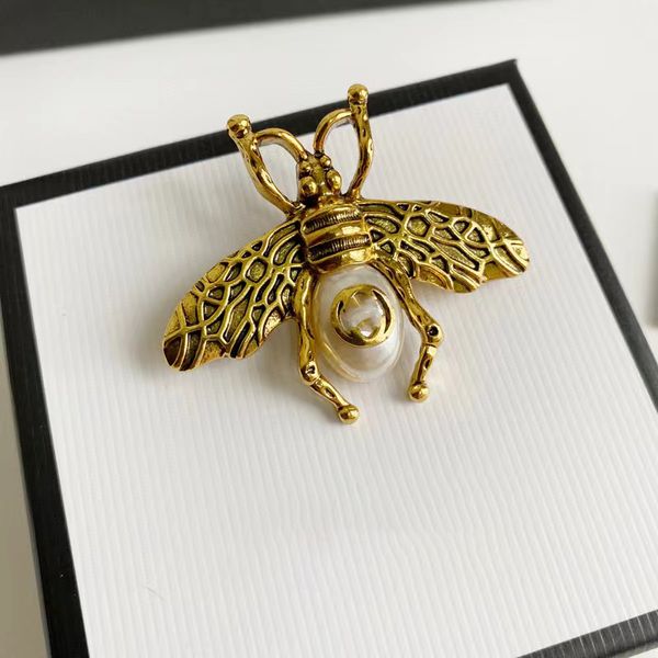 

designer bee brooches with brand logo printed womens mens pearl rhinestone brooch jewelry, Gray