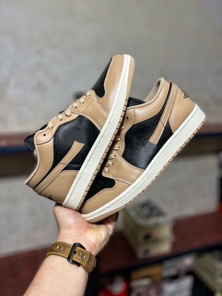 

2023 a tan-black color basketball shoes scheme takes over 1 1s low vachetta tan desert sail black men women athletics designer sneakers