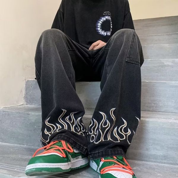 

men s jeans pria musim semi gugur pakaian jalanan korea kasual hip hop celana skateboard jeans hitam dengan bordir api 230427, Blue