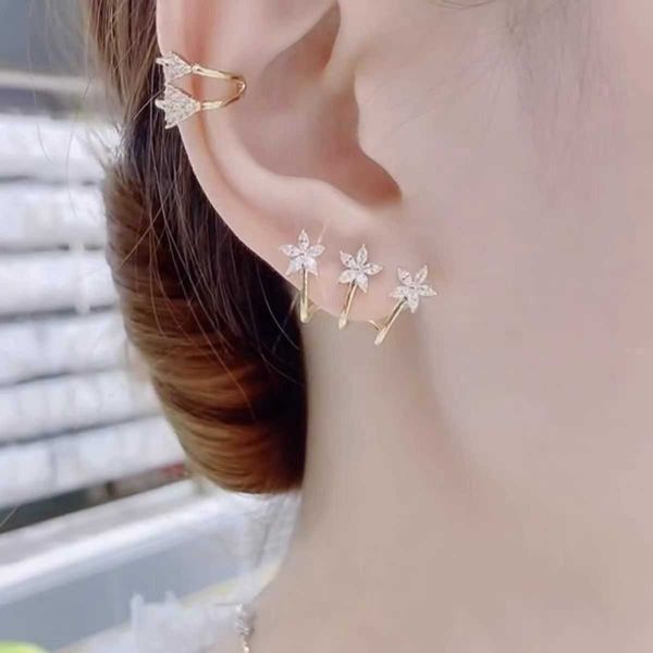 

charm 2022 baru kedatangan elegan warna emas kristal tiga bunga kancing anting untuk wanita perhiasan zirkon cakar anting aa230427, Golden