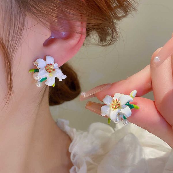 

charm keluaran baru anting-anting kancing mode tanaman logam wanita klasik mutiara bunga anting-anting kecil korea grosir perhiasan wanita a, Golden