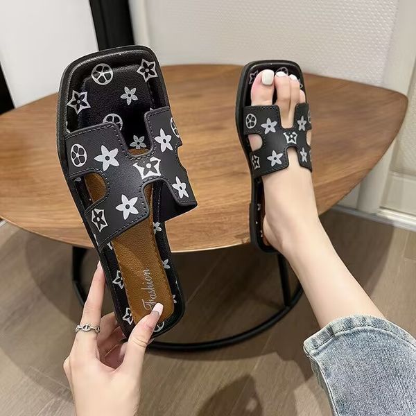 

2023 fashion new slippers female summer outdoor personality leisure flat non-slip seaside beach play sandals, Black
