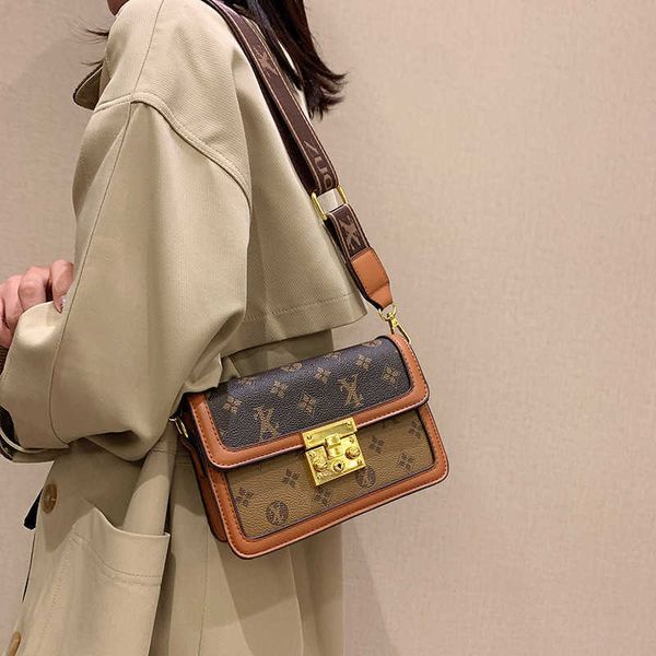 

bag female early spring new fashion one shoulder messenger bag simple broadband small square bag