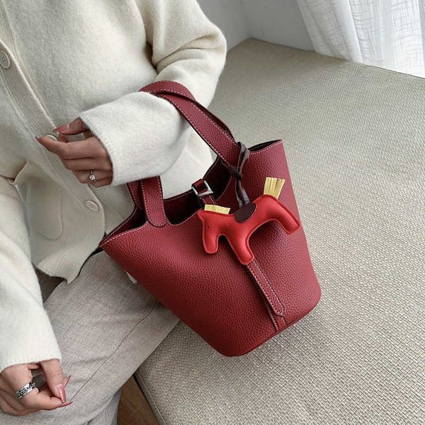 

store clearance promotion handbag online export red bucket bag bridal 2023 new fashion female large capacity vegetable basket
