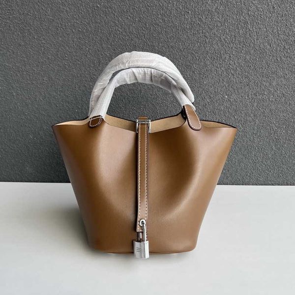 

designer herme bags for women 2023h hand textured kraft vegetable basket women's leather bucket lock head hand