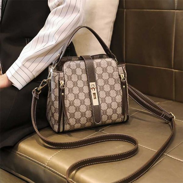 

2023 bags clearance outlets fashionable women's korean version summer new printed bucket versatile one shoulder messenger small hand ba