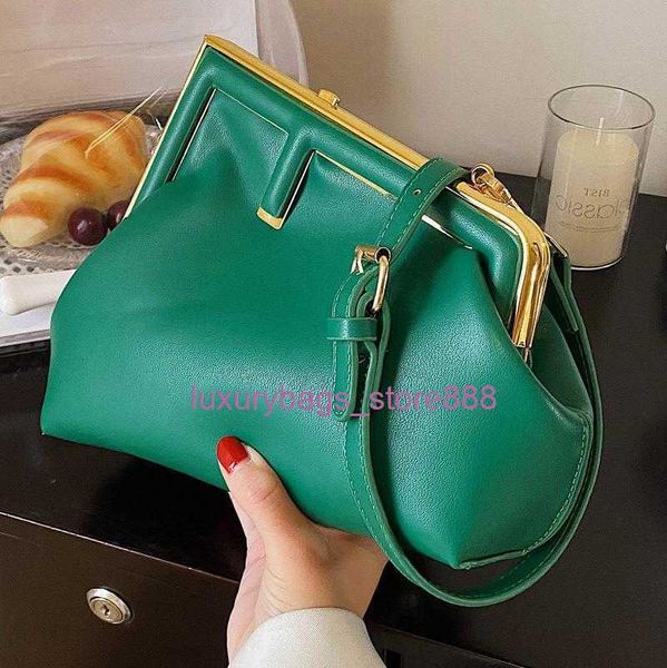 

the factory sells wholesale handbags y fashion clip buckle women's bag 2023 new shell single shoulder msenger