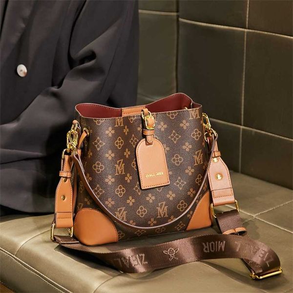 

2023 bags outlet online sale brand female old flower bucket new fashion single shoulder messenger bag printed chain handbag