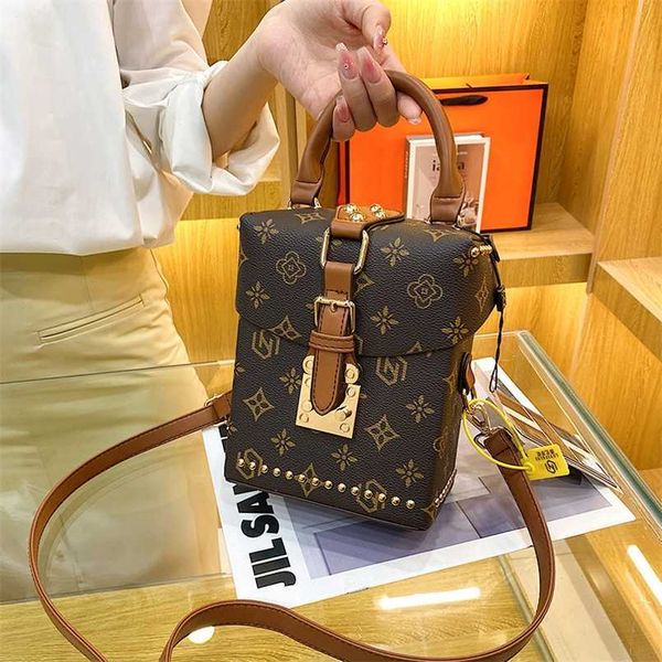 

2023 bags clearance outlets textured women's new fashion printing bucket mesh red versatile small portable one-shoulder handbag