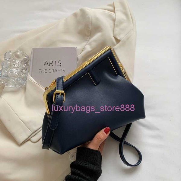 

the factory sells wholesale handbags y women's bag 2023 new style single shoulder simple msenger this year's popular metal clip fo