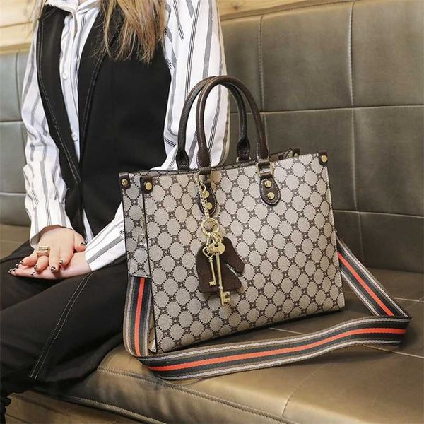 

2023 bags clearance outlets women's new trend versatile atmosphere fashion official document tote large capacity portable messenger sho