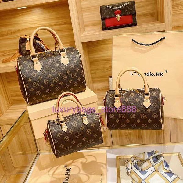 

store bags are sold y classic leather pillow 2023 new fashion summer mini prbyopic portable shoulder msenger for women