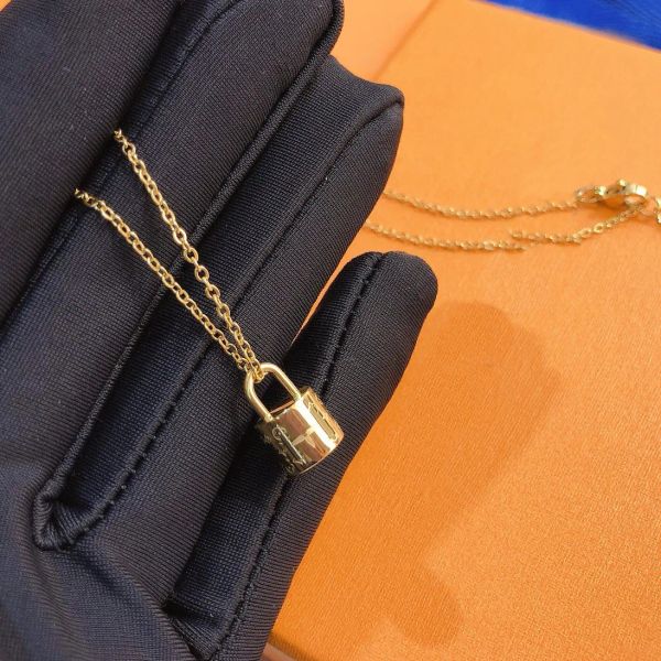

luxurys designers necklace fashion women's charm jewelry luxurys necklaces small lock temperament clavicle chain gift for girlfriend ne, Silver