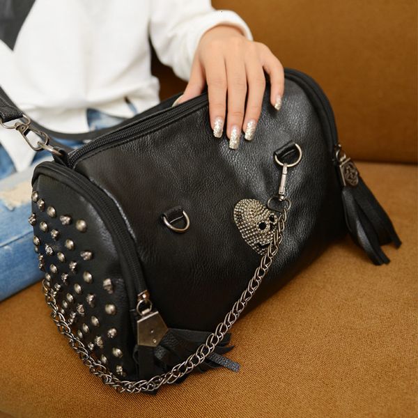 

evening bags chuwanglin skull chain handbags tassel designer rivet women vintage shoulder large capacity punk female 5131421 230208