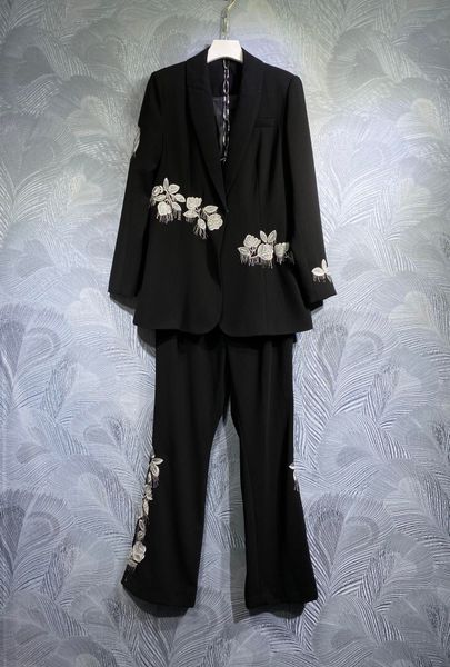 

spring 2023 fragmented flowers women's pants set embroidered polo, White