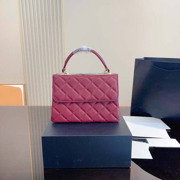 

fashion handbag womens chain bag can be cross-slung as a handbag with a versatile small square bag
