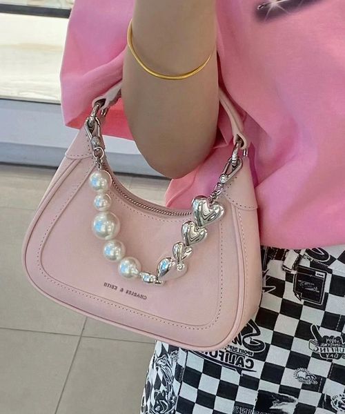 

fresh and sweet, textured pearl chain, carried over the shoulder cross-arm bag