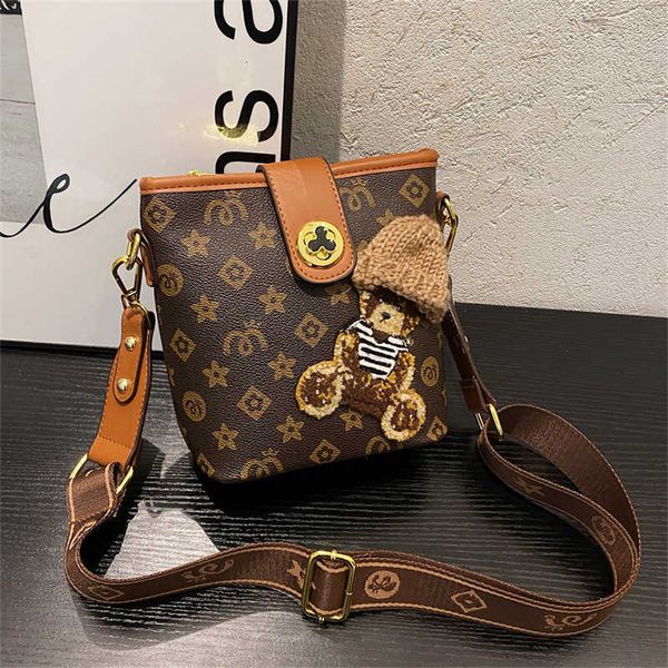 

handbag factory wholesale retail women's bag 2023 new single-shoulder cross-body fashion letter bucket online red live money zero purse
