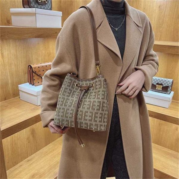 

80% off bags outlet store handbag women's autumn and winter bucket version personality trend single commuter messenger bucket sales