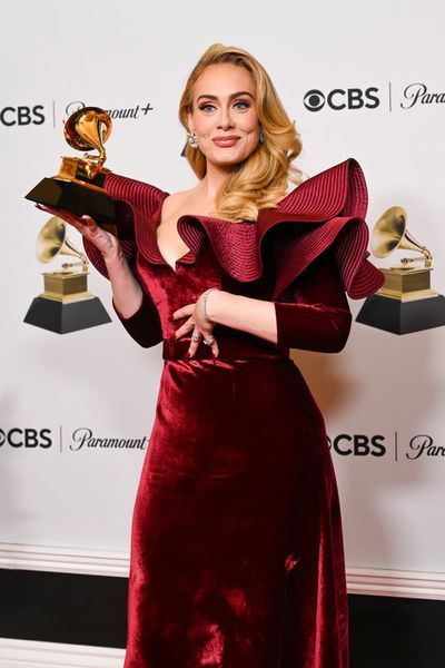 

the press conference hall of the 65th grammy awards is a long-sleeved and high-waisted evening dress with burgundy lotus leaf collar and lot, Black;pink