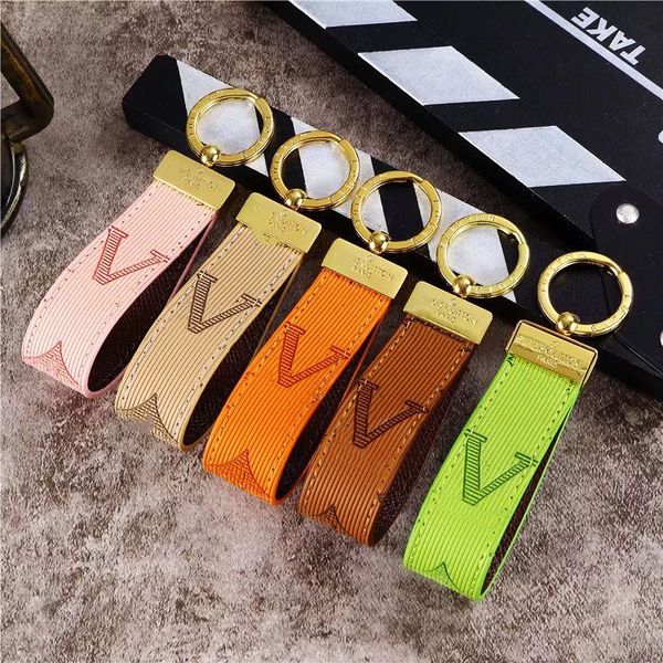 

2023 keychains key chain buckle lovers car keychains handmade leather keychainss men women bags pendant accessories 10 color aaaaa, Silver