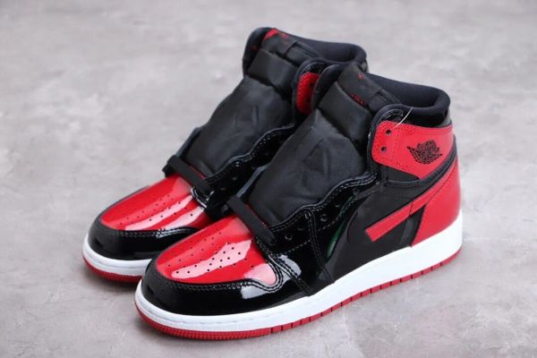 

2023 basketball shoes jumpman 1 high patent bred black white varsity red original with box