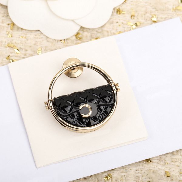 

2023 luxury quality charm brooch round shape and black color design in 18k gold plated have box stamp ps3088, Golden