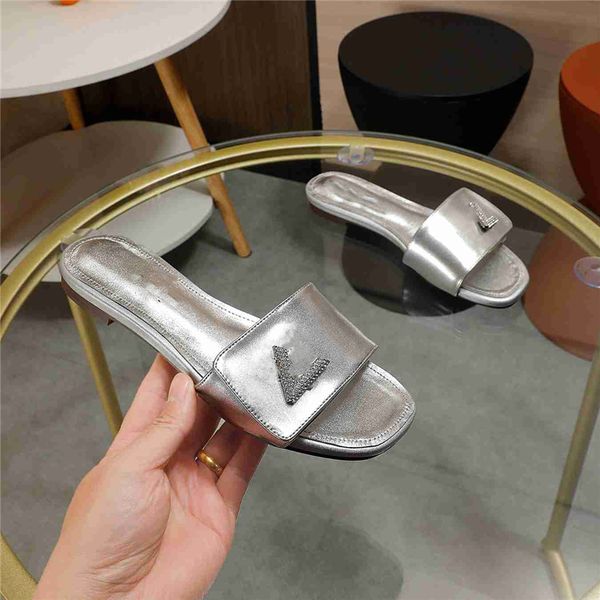 

fashion slippers 2023 luxury design summer louiseity men and women flat shoes thick sole leather rubber letter logo casual cartoon slippers, Black