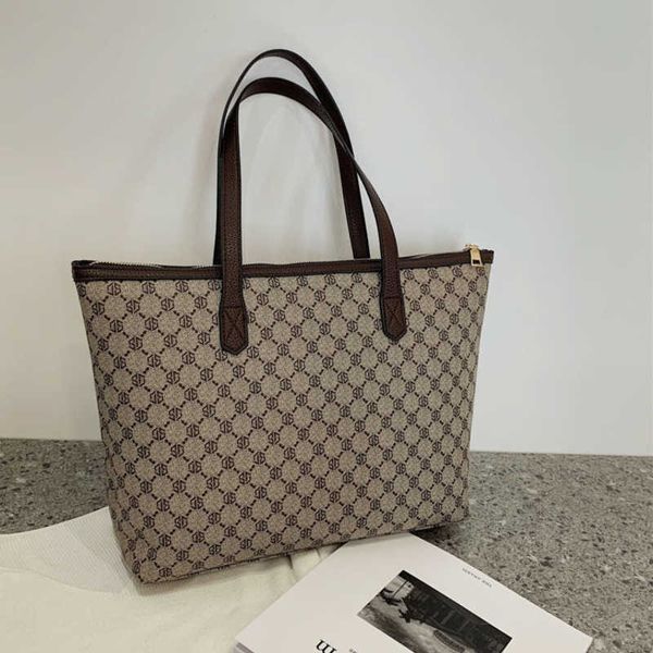 

2023 new large-capacity shopping bag portable bag fashionable and versatile printed tote bag casual shoulder bag
