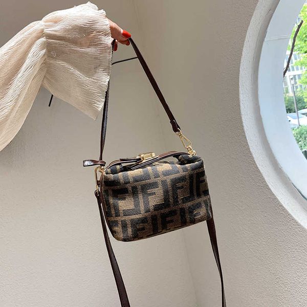 

new printed sling single shoulder portable messenger bag in spring and summer