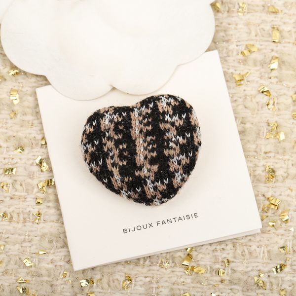 

2020 new brand fashion jewelry black leather heart brooches fashion party sweater brooches c name stamp vintage gold brooches, Gray