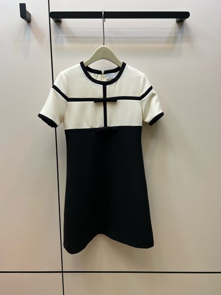 

the new dress, decorated with a contrast bow, has a round neck and short sleeves, making it simple and slim, Black;gray